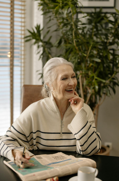 An older woman smiling.